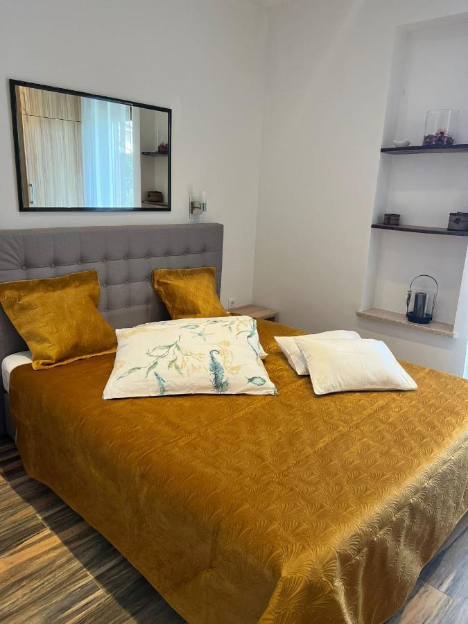 Apartments And Rooms Lorena 236 โรวีน ภายนอก รูปภาพ