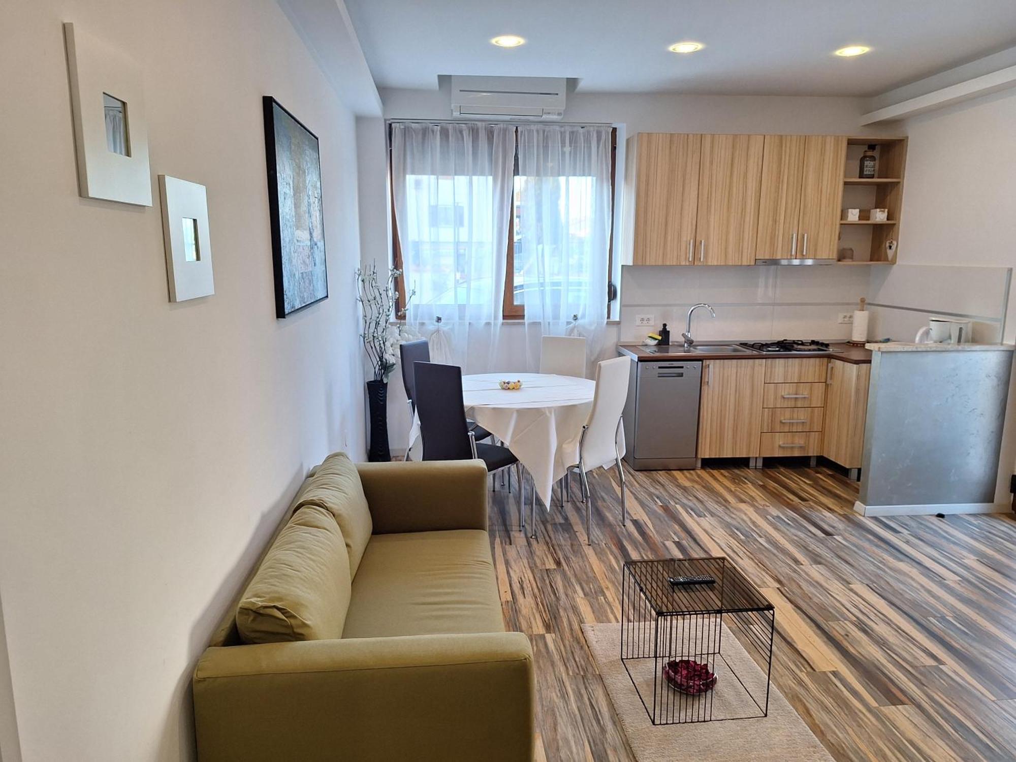 Apartments And Rooms Lorena 236 โรวีน ภายนอก รูปภาพ